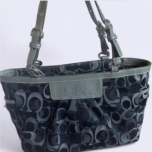 Coach Handbags - 🖤 Coach Signature Tote 🖤